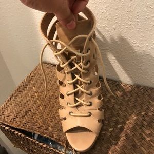 Pretty heel worn twice size 7 1/2 women